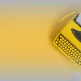 Gelbe Schreibmaschine tippt lustige Charaktereigenschaften auf ein Blatt Papier mit einem Smiley.