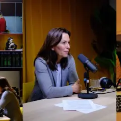 Aufnahme für einen lustigen Podcast mit mehreren Kameras und Mikrofonen.