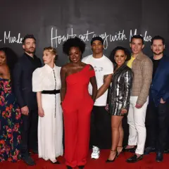 Die Hauptdarsteller von "How to Get Away with Murder" posieren auf dem roten Teppich.