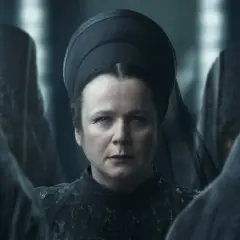 Die Besetzung von Dune: Prophecy zeigt eine Frau mit strengem Blick, umgeben von dunklen Gestalten.
