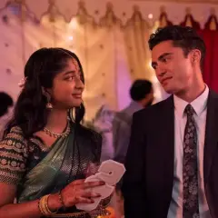 Ein junges Paar, das sich bei einer Feier in Indien unterhält. Sie trägt einen Sari, er einen Anzug. Die besetzung von noch nie in meinem Leben… ist hier sehr romantisch.