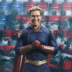 Homelander, Teil der Besetzung von The Boys, steht vor einer Reihe von Riot-Schutzschilden, die mit roten und blauen Farbspritzern verziert sind.