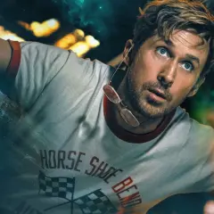 Der Astronaut blickt mit weit aufgerissenen Augen in den Weltraum. Sein T-Shirt trägt die Aufschrift "Horse Shoe Bend".