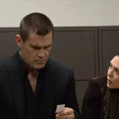 Josh Brolin und Elizabeth Olsen in einer Szene aus der Besetzung von Oldboy. Er betrachtet ein kleines Stück Papier, sie schaut ihn besorgt an.