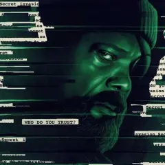 Nick Fury im Schatten, umgeben von zensierten Dokumenten über die "besetzung von Secret Invasion". Die Frage "WHO DO YOU TRUST?" hallt wider.