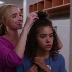 Georgia hilft Ginny beim Hochstecken der Haare. Ein liebevoller Moment zwischen Mutter und Tochter in "Ginny & Georgia".