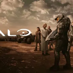 Die Besetzung von Halo (Fernsehserie) steht in einer staubigen Landschaft. Im Vordergrund ein Master Chief, im Hintergrund das Halo-Logo und weitere Charaktere.