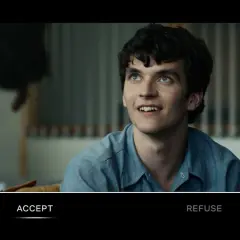 Ein junger Mann blickt hoffnungsvoll nach oben, während unten "ACCEPT" und "REFUSE" als Optionen für interaktive filme erscheinen.