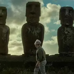 Ein Mann blickt auf die Moai-Statuen auf der Osterinsel. Eine **shaggy dog story** über die Geheimnisse dieser steinernen Riesen.