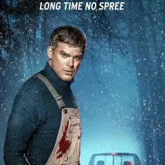 Dexter im Schnee, mit blutverschmierten Latzhosen. Die **Dexter Staffel 9** verspricht düstere Momente.