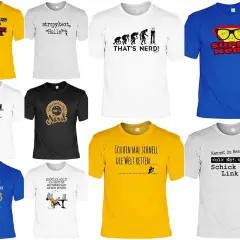 Viele T-Shirts mit nerdigen Sprüchen. Kennste kennste? Eines sagt "Super Nerd", ein anderes "So sehen Nerds aus".