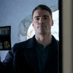 Ein Mann zeigt seinen FBI-Ausweis. Er ist ein Agent aus "Night Agent Staffel 1".