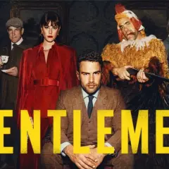 Die Besetzung von "The Gentlemen" Serie: Ein Mann im Hühnerkostüm mit Gewehr, eine Frau in Rot, ein Mann im Anzug und weitere zwielichtige Gestalten.