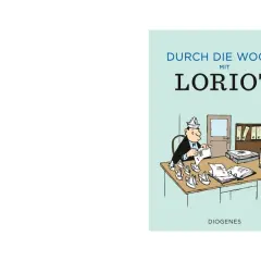Loriot-Dichterlesung: Ein Mann mit Papierhut sitzt am Schreibtisch, umgeben von Papierbooten, und liest aus einem Buch.