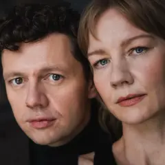 Nahaufnahme der Gesichter von Christian Friedel und Sandra Hüller, der Hauptdarsteller der besetzung von The Zone of Interest.