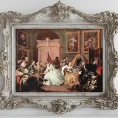 Ein sardonisch bedeutungsvolles Gemälde zeigt eine Gesellschaft im Rokoko-Stil, die sich in einem opulenten Raum versammelt. Die Szene wirkt leicht übertrieben, fast wie eine Karikatur des Adels.
