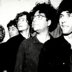 Eine Gruppe von Menschen, darunter ein Mann im Gorillas-Kostüm, posiert für ein Foto. Die Bandmitglieder von "The Gorillas" Impro-Show sind bereit für ihren Auftritt.