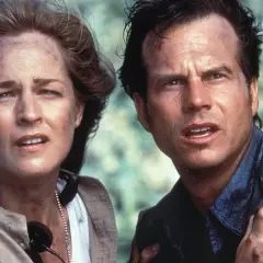 Helen Hunt und Bill Paxton, die Hauptdarsteller von Twisters, blicken besorgt in die Ferne.