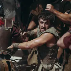 Ein Mann mit Schwert kämpft im Kampf, Teil der Besetzung von Gladiator 2.