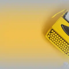 Gelbe Schreibmaschine tippt lustige Charaktereigenschaften auf ein Blatt Papier mit einem Smiley.