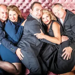Fünf Personen, eng umschlungen auf einem rosa Bett. Eine Szene, die an ein **hidden Shakespeare**-Drama erinnert, voller Leidenschaft und Geheimnisse.