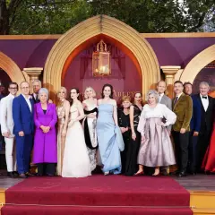 Die Darsteller des Films Downton Abbey 1 posieren auf dem roten Teppich.