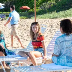 Drei Frauen entspannen am Strand. Jennifer Coolidge in "The White Lotus" Staffel 1.
