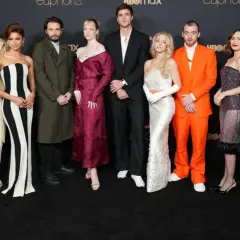 Die Besetzung von Euphoria posiert auf dem roten Teppich. Zendaya trägt ein schwarz-weiß gestreiftes Kleid, Sydney Sweeney ein glitzerndes weißes Kleid.