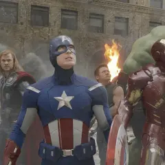 Die besetzung von Marvel’s The Avengers: Captain America, Iron Man, Hulk, Thor, Black Widow und Hawkeye stehen im Kampf.