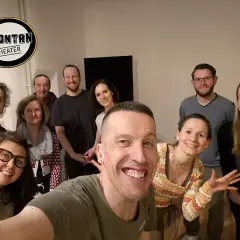 Gruppe lacht in die Kamera, bereit, die **improvisieren Bedeutung** im Spontan Theater zu leben.