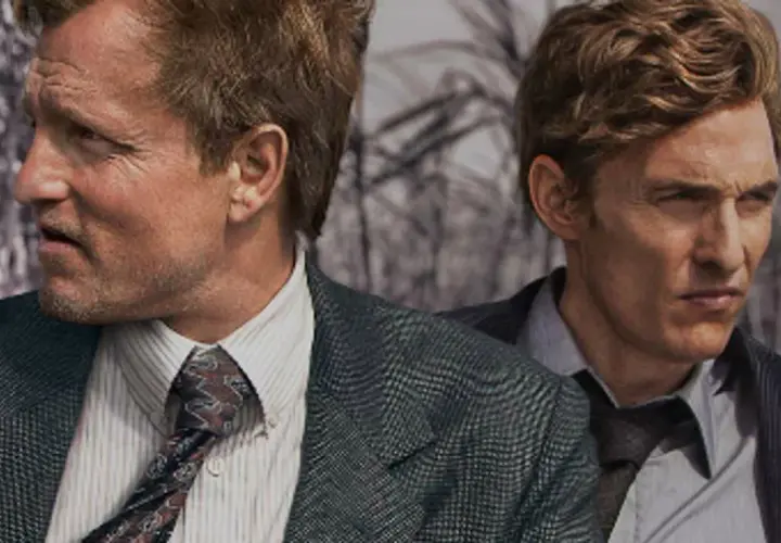 Zwei Männer in Anzügen, die an einer düsteren Ermittlung in einer der besten crime serien arbeiten.