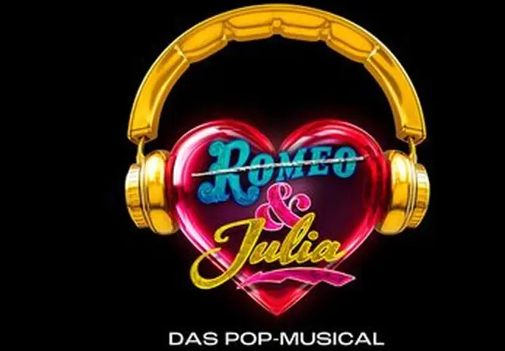 Goldene Kopfhörer über einem roten Herz mit dem Titel "Romeo & Julia - Das Pop-Musical".