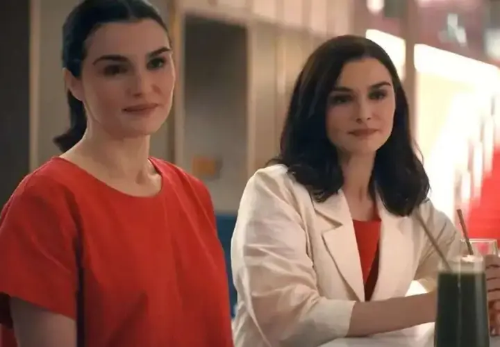 Zwei Frauen, die sich ähneln, stehen nebeneinander. Die eine trägt ein rotes Oberteil, die andere einen beigen Blazer über einem roten Kleid. Sie sind Teil von "die unzertrennlichen serie".