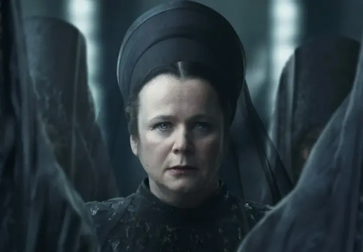 Die Besetzung von Dune: Prophecy zeigt eine Frau mit strengem Blick, umgeben von dunklen Gestalten.