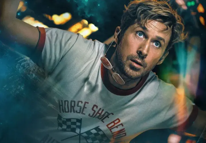 Der Astronaut blickt mit weit aufgerissenen Augen in den Weltraum. Sein T-Shirt trägt die Aufschrift "Horse Shoe Bend".