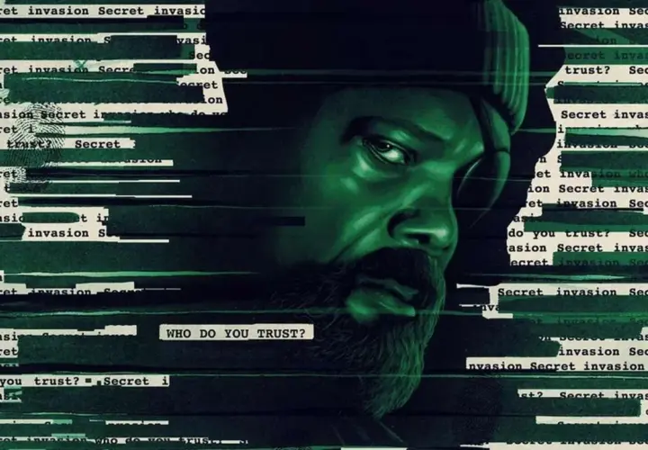 Nick Fury im Schatten, umgeben von zensierten Dokumenten über die "besetzung von Secret Invasion". Die Frage "WHO DO YOU TRUST?" hallt wider.