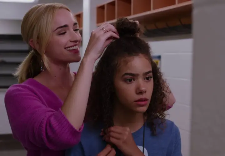 Georgia hilft Ginny beim Hochstecken der Haare. Ein liebevoller Moment zwischen Mutter und Tochter in "Ginny & Georgia".