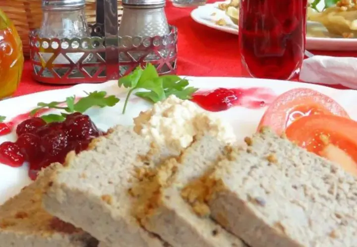 Gegrillte Pastete mit Preiselbeeren, Tomaten und einer cremigen Beilage. Eine köstliche Mahlzeit, die man nicht als Farce bezeichnen kann.