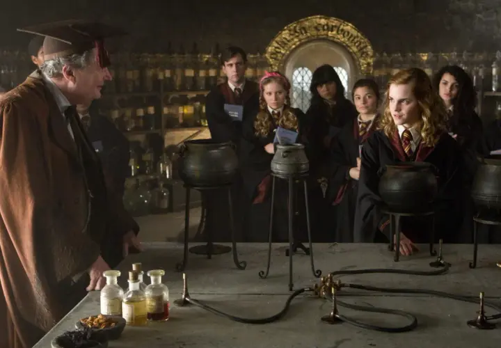 Die Besetzung von Harry Potter und der Halbblutprinz in einer Zaubertrankstunde. Professor Slughorn und Schüler wie Hermine Granger sind zu sehen.