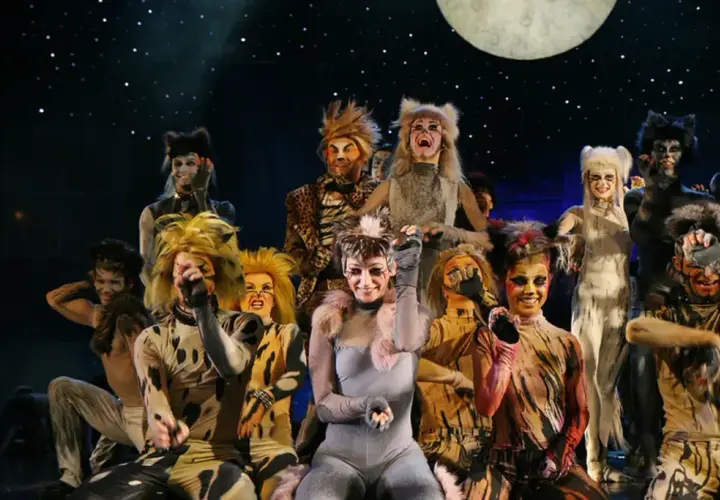 Darsteller in Katzenkostümen auf einer Bühne. Seit wann gibt es Musicals? Diese Darsteller könnten es wissen!