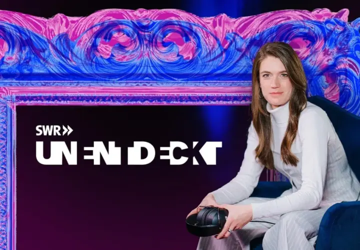 Frau sitzt auf Sofa, hält Kopfhörer. SWR UNENDECKT – der comedy podcast.