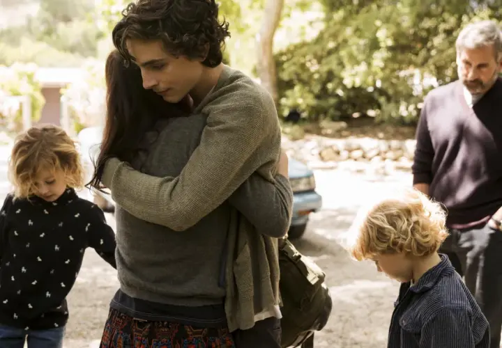 Ein schöner Junge umarmt jemanden in diesem emotionalen Film. Zwei Kinder und ein Mann stehen daneben.