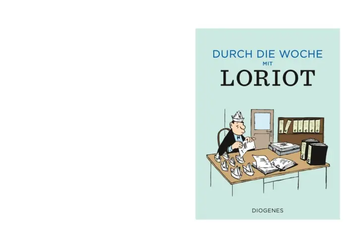 Loriot-Dichterlesung: Ein Mann mit Papierhut sitzt am Schreibtisch, umgeben von Papierbooten, und liest aus einem Buch.