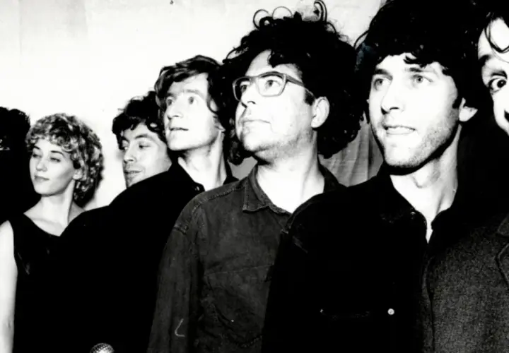 Eine Gruppe von Menschen, darunter ein Mann im Gorillas-Kostüm, posiert für ein Foto. Die Bandmitglieder von "The Gorillas" Impro-Show sind bereit für ihren Auftritt.