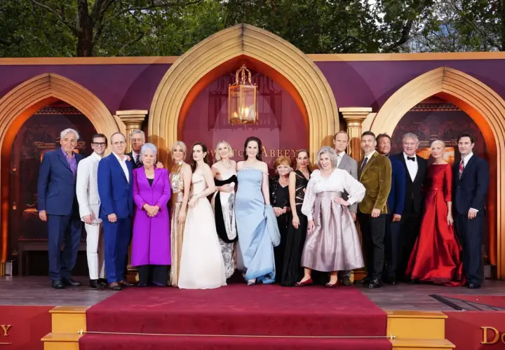 Die Darsteller des Films Downton Abbey 1 posieren auf dem roten Teppich.