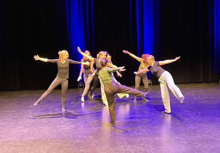 Tänzerinnen auf einer Bühne, die eine Choreografie für ein klassisches Musical aufführen.