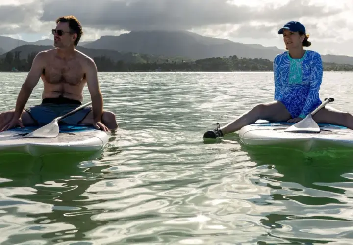 Ein Mann und eine Frau auf Stand-Up-Paddleboards im Meer, eine Szene aus der "four seasons serie".
