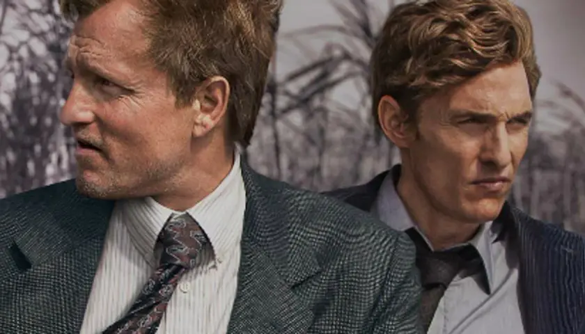 Zwei Männer in Anzügen, die an einer düsteren Ermittlung in einer der besten crime serien arbeiten.