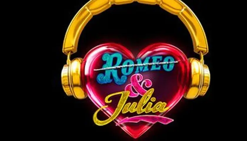 Goldene Kopfhörer über einem roten Herz mit dem Titel "Romeo & Julia - Das Pop-Musical".