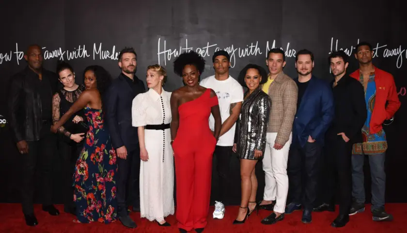Die Hauptdarsteller von "How to Get Away with Murder" posieren auf dem roten Teppich.